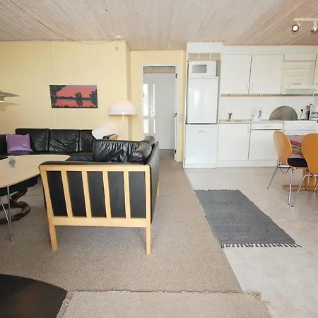 Stunning In With Kitchen بيت للعطل
