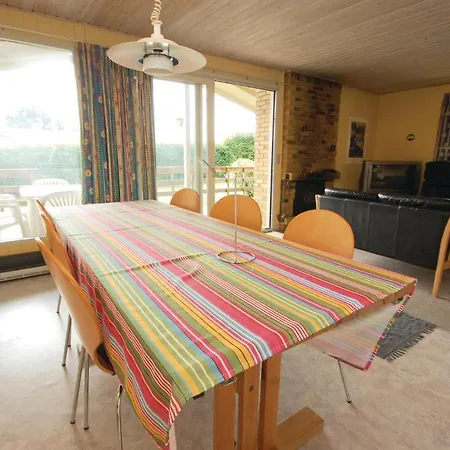 Stunning In With Kitchen بيت للعطل